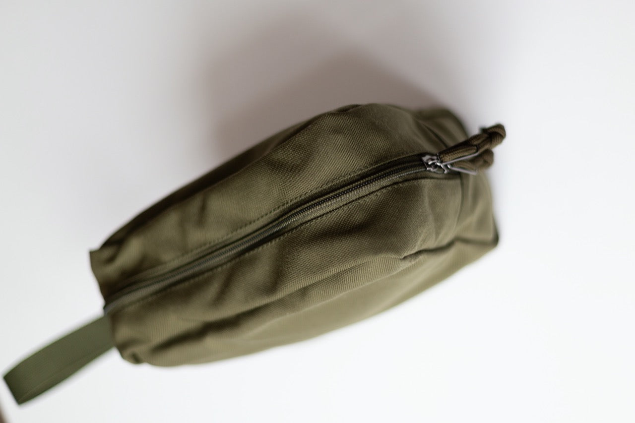 Militārā somiņa ar rāvējslēdzēju