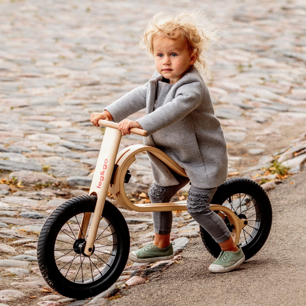 leg&go 3-in-1 koka velosipēds – priekšējais skats, bērza koka rāmis