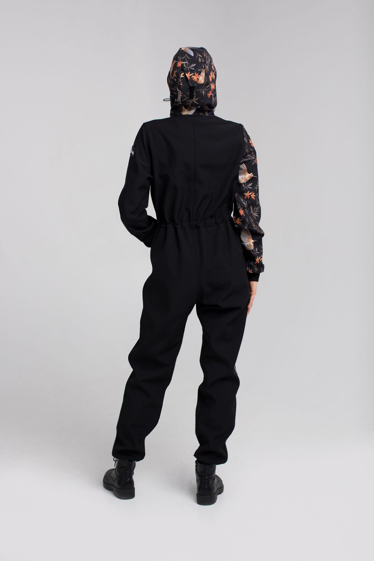 NUCKÖ kombinezons EMMA no aizmugures – elpojošs, vēju necaurlaidīgs materiāls.