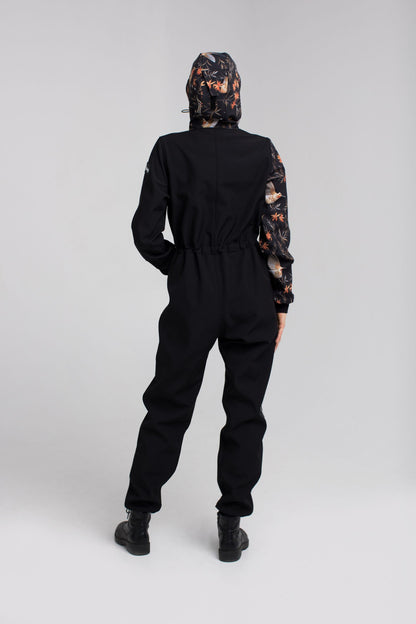 NUCKÖ kombinezons EMMA no aizmugures – elpojošs, vēju necaurlaidīgs materiāls.