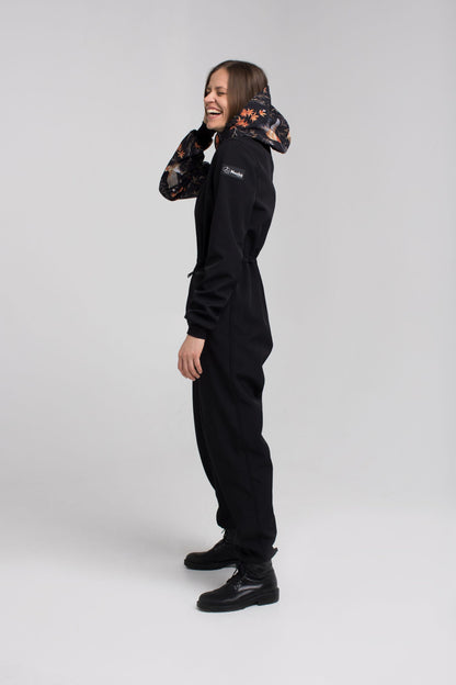 NUCKÖ EMMA softshell kombinezons – sānskats ar regulējamu jostu un kapuci.