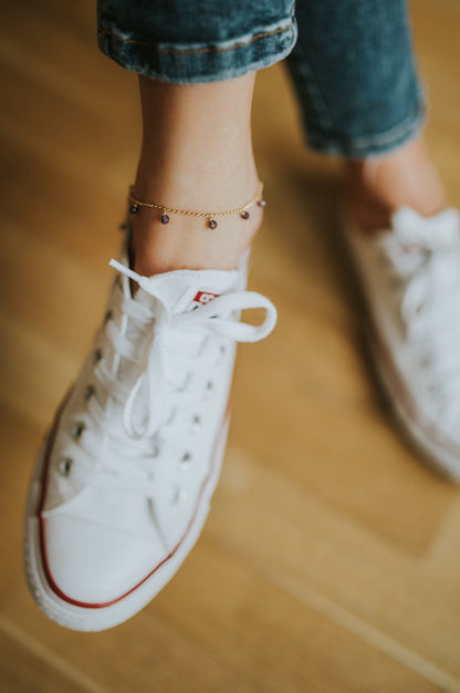 Stilīgs Anklets ap kāju ar converse botām